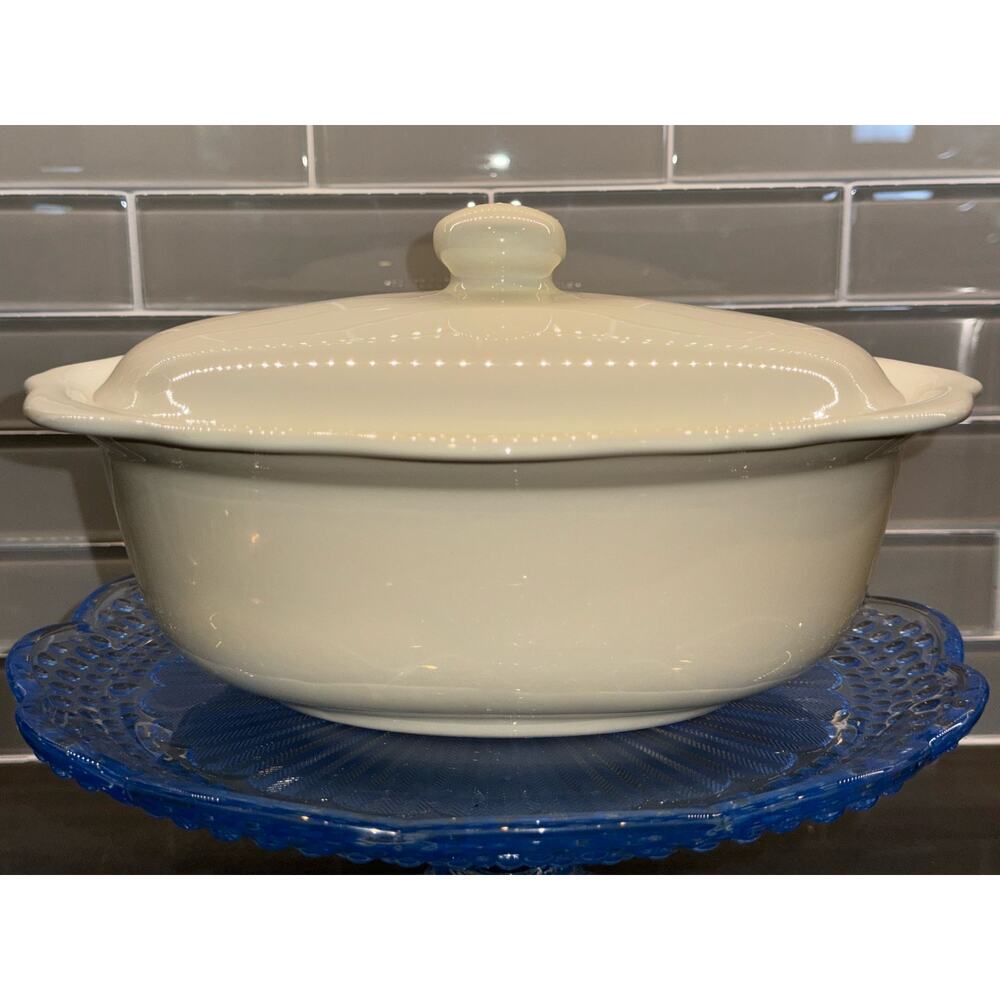 Vintage Gail Pittman Cream Covered Casserole Dish- Home Hospitality